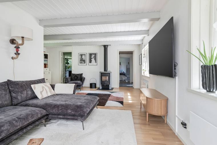 Vardagsrummet med soffa och kamin