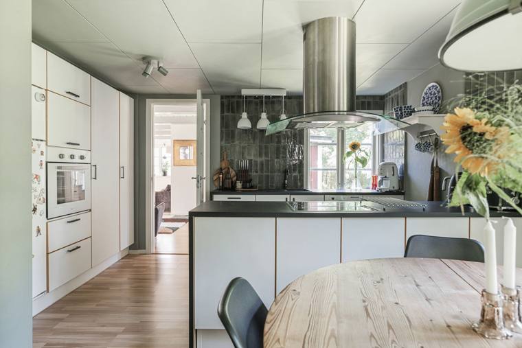 Köket med köksö och fläkt
